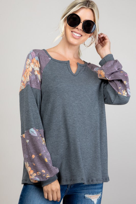 POLY FLORAL PRINT SOLID THERMAL MIXED V NECK TOP