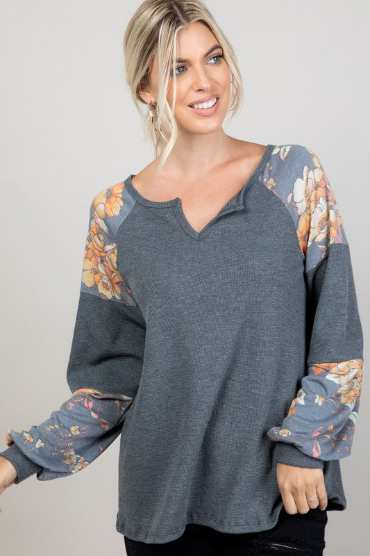 POLY FLORAL PRINT SOLID THERMAL MIXED V NECK TOP